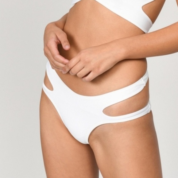 Tobi Criss-Cross Strappy White Bikini Set - Picture 2 of 6